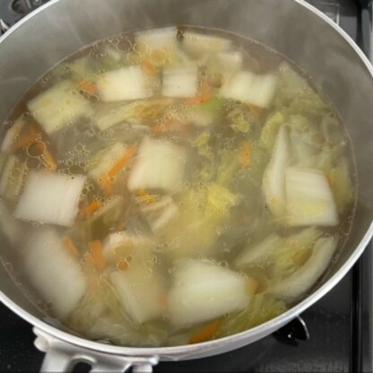 昨日のお鍋の材料で、ちょうど白菜と人参が残ったので作りました！
春雨の消費もでき簡単で美味しかったです。